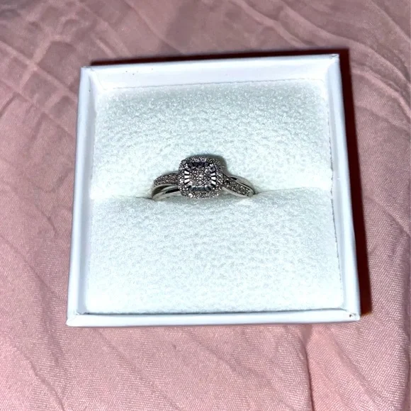 Ring - Picture 1 of 3